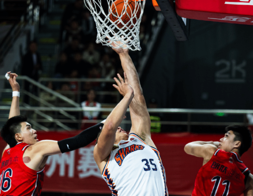 清晨突围战来临，广厦男篮围绕荷甲队长鼓劲，压力陡增，临场指挥获称赞