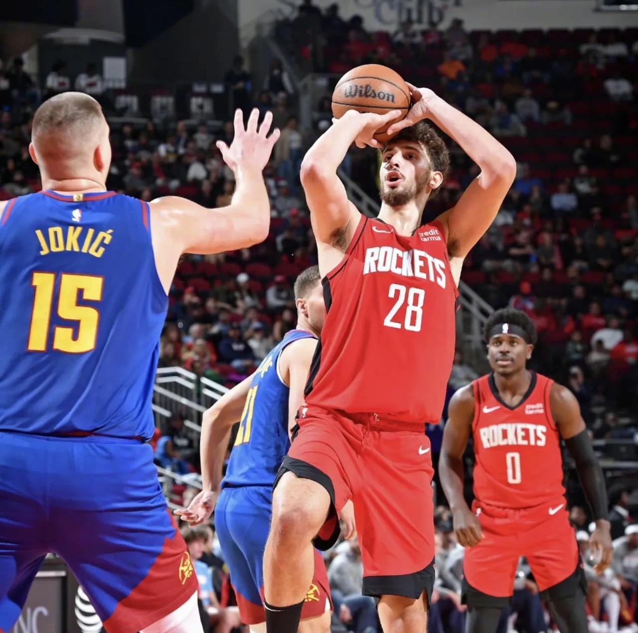 今夜英超传出新动向；密尔沃基雄鹿手感冰凉；管理层表态——气氛紧张；年轻球员得到机会